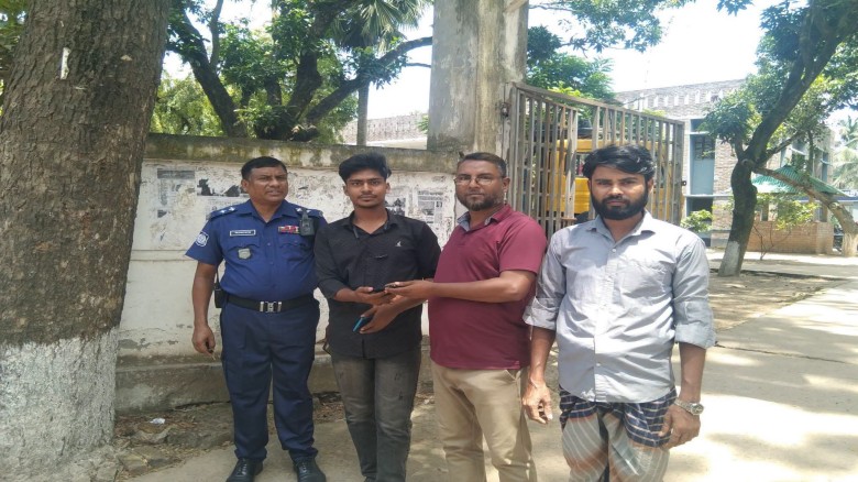 ময়মনসিংহ থেকে চুরি যাওয়া মোবাইল তানোর থানা পুলিশের অভিযানে উ