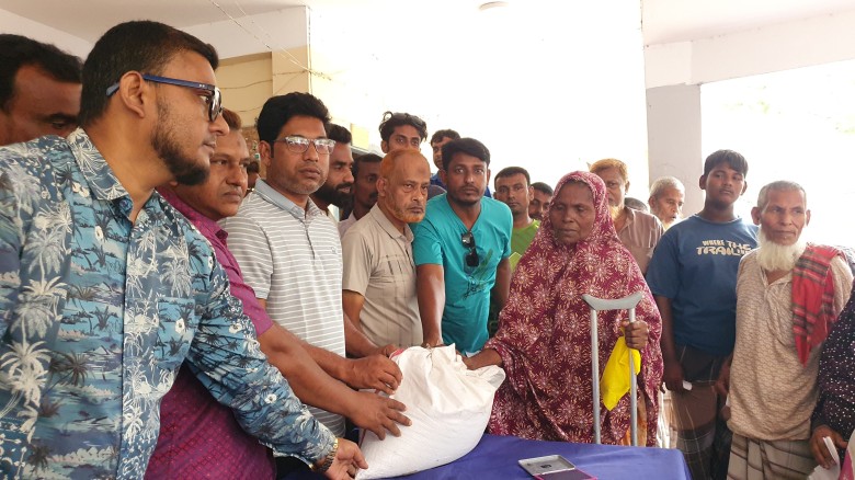 নাজিরপুর ইউনিয়ন পরিষদে  জি আর চাউল বিতরণের শুভ উদ্বোধন করেন 