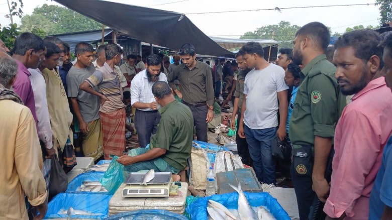 রাজশাহীতে চিংড়িতে জেলি মিশিয়ে বিক্রি, জরিমানা