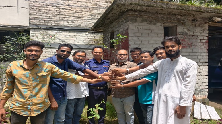 গুরুদাসপুর থানার নবনিযুক্ত ওসির সঙ্গে সৌজন্য সাক্ষাৎ ও বৃক্ষ