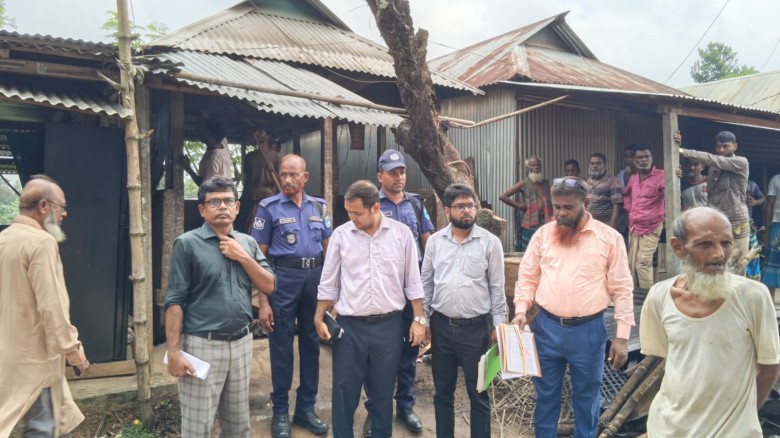 লাউফুলা হাটের জায়গা থেকে অবৈধ দোকান উচ্ছেদ