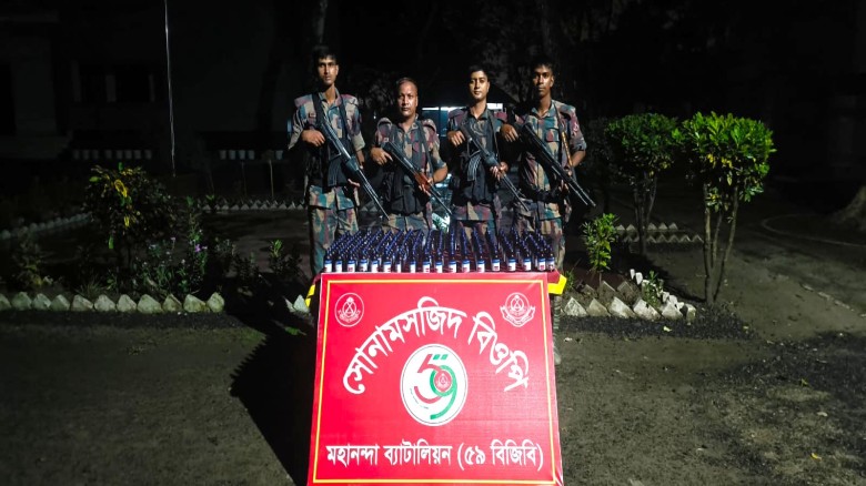 শিবগঞ্জ সীমান্তে ৫৯ বিজিবির অভিযানে ১৯৬ বোতল এস্কাফ সিরাপ জব