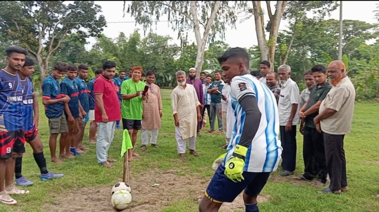 জয়পুরহাটের ক্ষেতলালে হোপীরহাট বর্ণালী ক্লাবের আয়োজনে ফুটবল খ