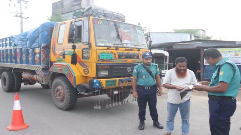 রাজশাহীতে সড়কে শৃঙ্খলা ফেরাতে বিশেষ চেকপোস্ট, ১০২ মামলা এবং 