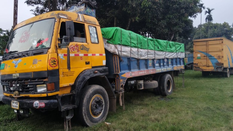 মধুপুরে কালোবাজারে সার পাচারের সময় ৩৯৫ বস্তা সারসহ একজন গ্রে