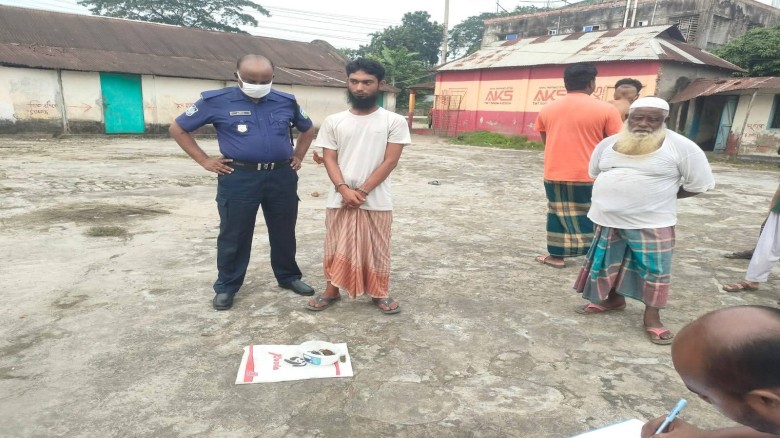 ঈশ্বরগঞ্জে পুলিশের মাদকবিরোধী অভিযানে গাঁজাসহ যুবক আটক,ভ্রাম