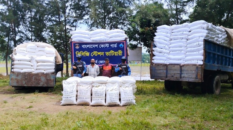 সীতাকুণ্ডে ৩৫ টন ইউরিয়া সারসহ দুই পাচারকারী আটক