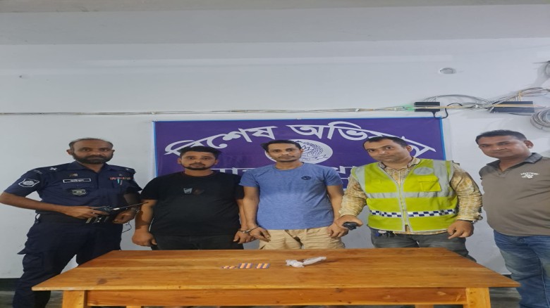 নওগাঁয় পুলিশের বিশেষ অভিযানে মাদকসহ গ্রেফতার ২, মোটরসাইকেল 